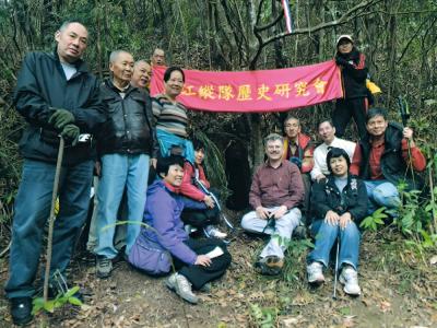 克爾是當年港九大隊營救的美軍飛行員之一。2014年2月16日。他的小兒子戴維（David C. Kerr）來到當年父親藏身的炭窰。給克爾送過食物的王石老人（左二）親自帶路。