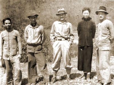 東江縱隊的幹部
從左至右為黃作梅、周伯明、曾生、林展、饒彰風。(克爾中尉攝)