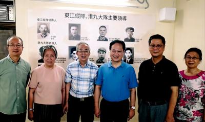 2021年5月22日，中聯辦副主任陳冬和新界工作部部長李薊貽到訪沙頭角羅家大屋，與港九大隊後人和學者座談，了解香港沙頭角抗戰紀念館籌備情況。左起為李薊貽、尹小平、劉蜀永、陳冬、黃俊康、羅凱嬰。