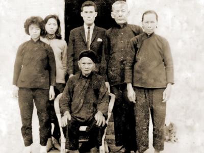 西貢昂窩村村民凌娘無微不至地照顧游擊隊員,因而有「游擊隊的母親」之稱。她借出自家房屋給軍需處辦公,又 動員兩個兒子參加港九大隊的工作。 1943年初,她用土辦法救活了身患重病的民運員梁雪英。圖為她與家人合影。
