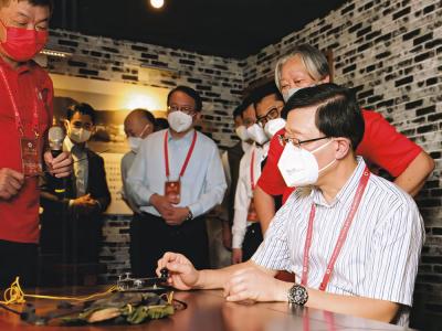 2022年9月3日特首李家超出席香港沙頭角抗戰紀念館開轉式並參觀展 。