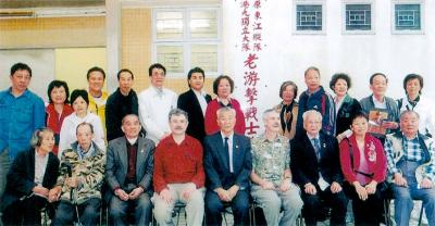 2009年，美國飛行員克爾的兩個兒子來到聯誼會，感謝港九大隊當年營救他們的父親，並與理事會合照。