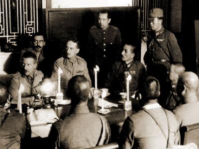 1941年12月25日,英軍宣佈投降。圖為半島酒店內的受降儀式。
右二是日軍司令酒井隆。
三名英軍將領望著不在畫面中的港督楊慕琦。