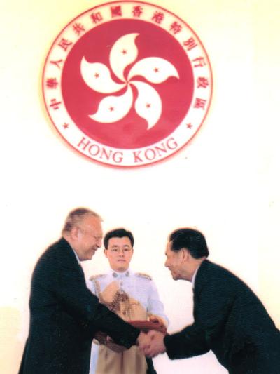 1999年10月9日，羅歐鋒會長獲行政長官董建華頒授榮譽勛章。