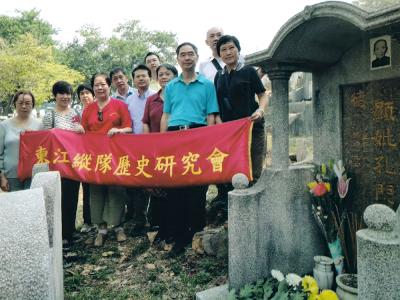 2013年10月23日（重陽節），跟隨馮芝烈士的外孫女（右三穿紫衣者）到香港沙嶺墳場拜祭她的外祖母。